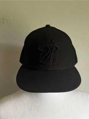 Men’s Black New Era Miami Heat NBA Sporty Athletic Casual Gameday Fitted Hat
